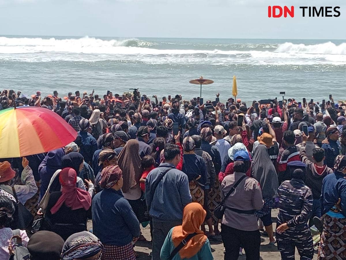 Labuhan Tingalan Jumenengan Dalem Sultan HB X igelar di Pantai Parangkusumo