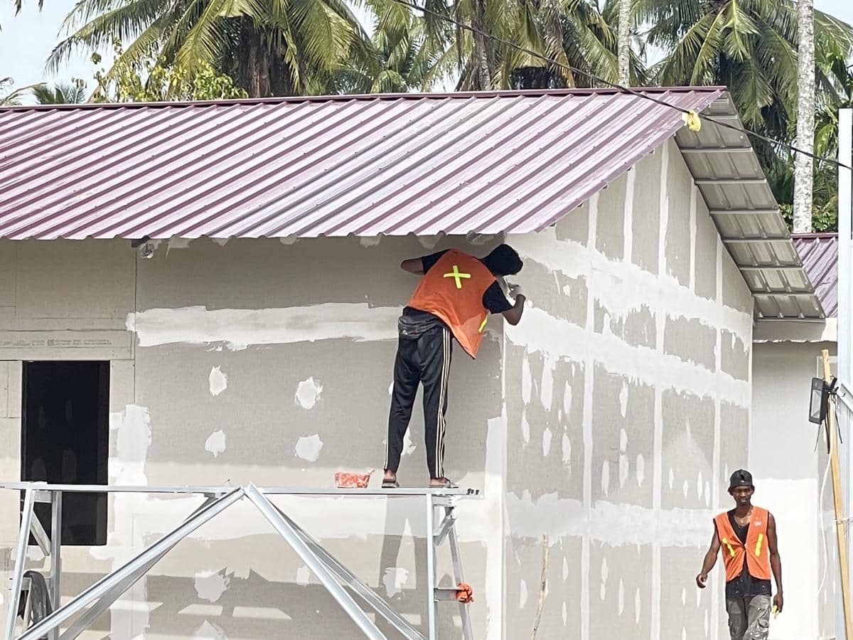 Pekerja masih melakukan pengerjaan bangunan Huntata di Padang Pariaman