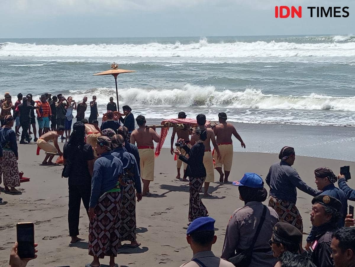 Labuhan Tingalan Jumenengan Dalem Sultan HB X digelar di Pantai Parangkusumo
