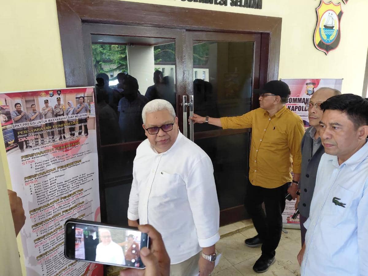 Eks Rektor Universitas Negeri Makassar Prof. Karta Jayadi saat melaporkan dugaan pelecehan seksual di Kantor Polda Sulawesi Selatan, Senin (19/1/2026). (IDN Times/Aan Pranata)