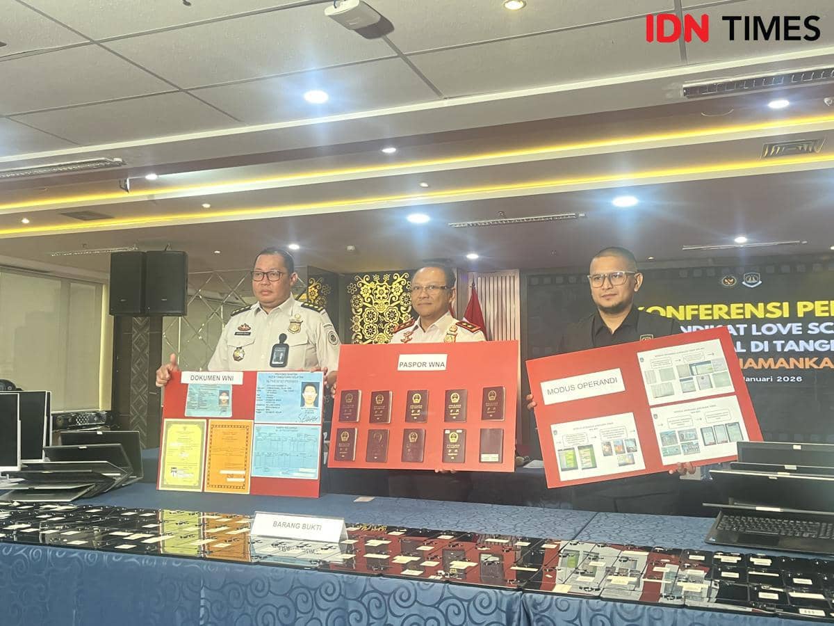Dirjen Imigrasi berfoto bersama barang bukti di konferensi pers sindikat love scamming di tangerang