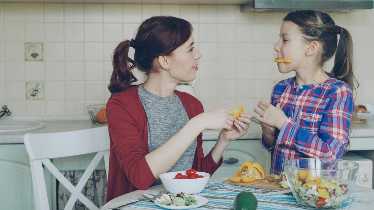 ilustrasi ibu dan anak 