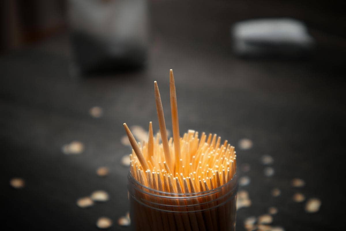 Risiko Bahaya Menggunakan Tusuk Gigi Terlalu Sering