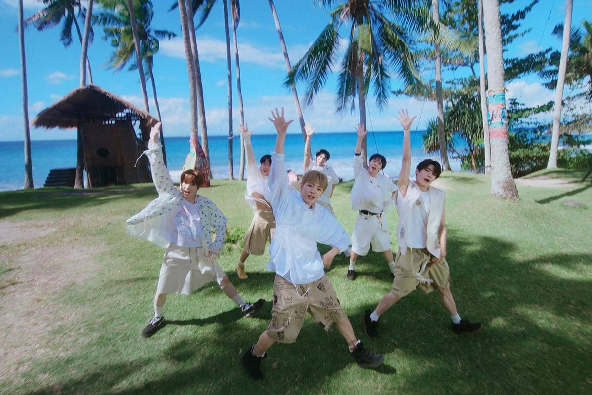 Potret NCT WISH dalam video klip Surf
