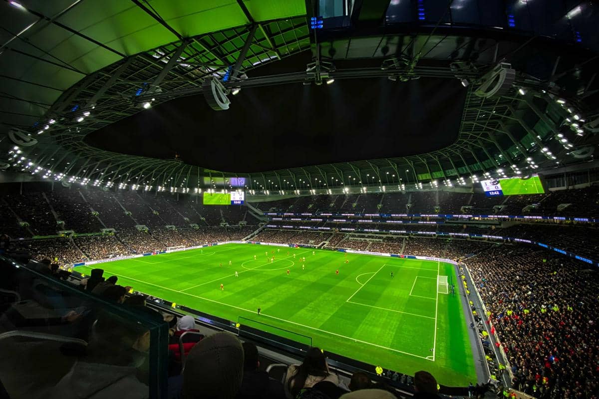 Ilustrasi menonton pertandingan sepak bola