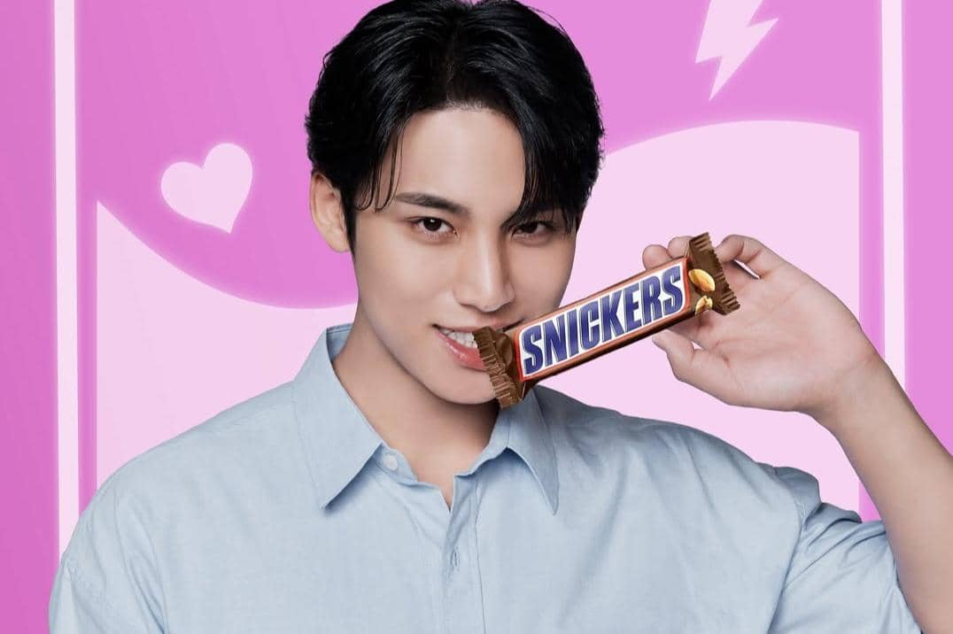 Mingyu SEVENTEEN bersama Snickers 