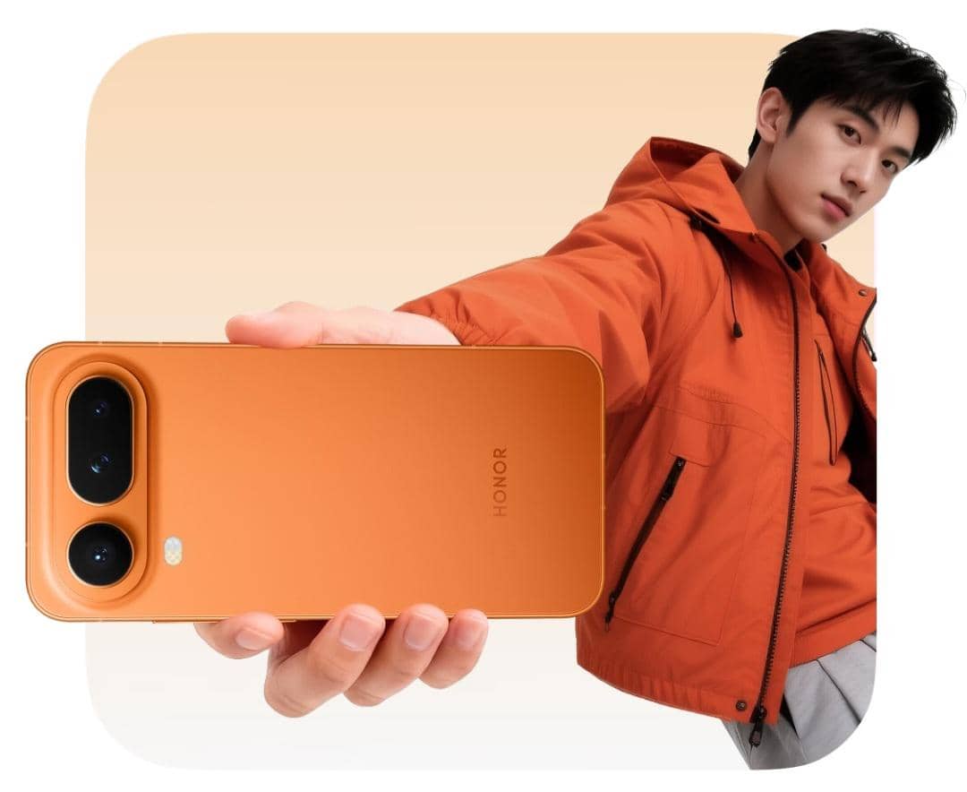 Seseorang memegang HONOR Magic8 Pro Air warna light ornage.  