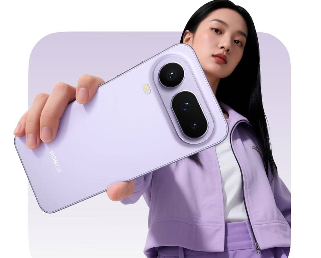 Seseorang memegang HONOR Magic8 Pro Air warna fairy purple.  