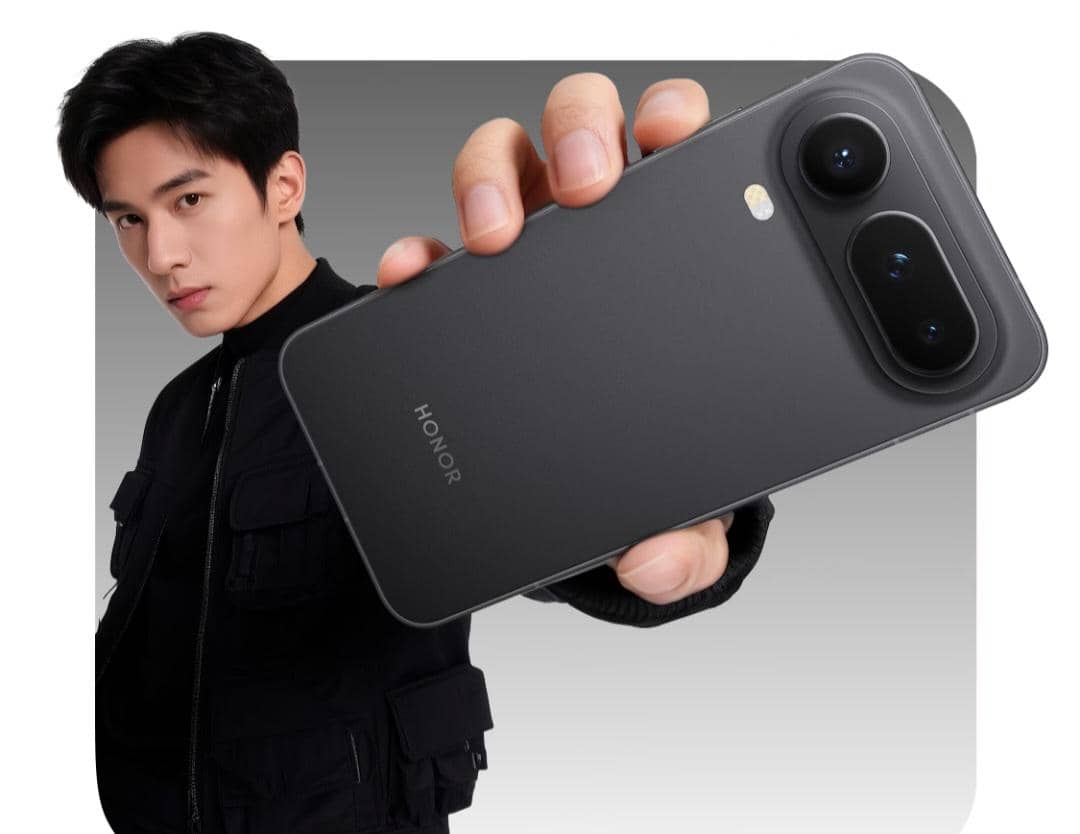 Seseorang memegang HONOR Magic8 Pro Air warna shadow black.  