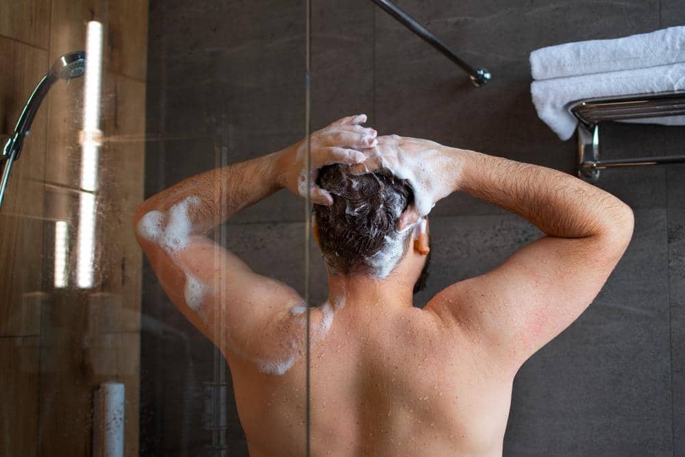 ilustrasi pria memakai shampo