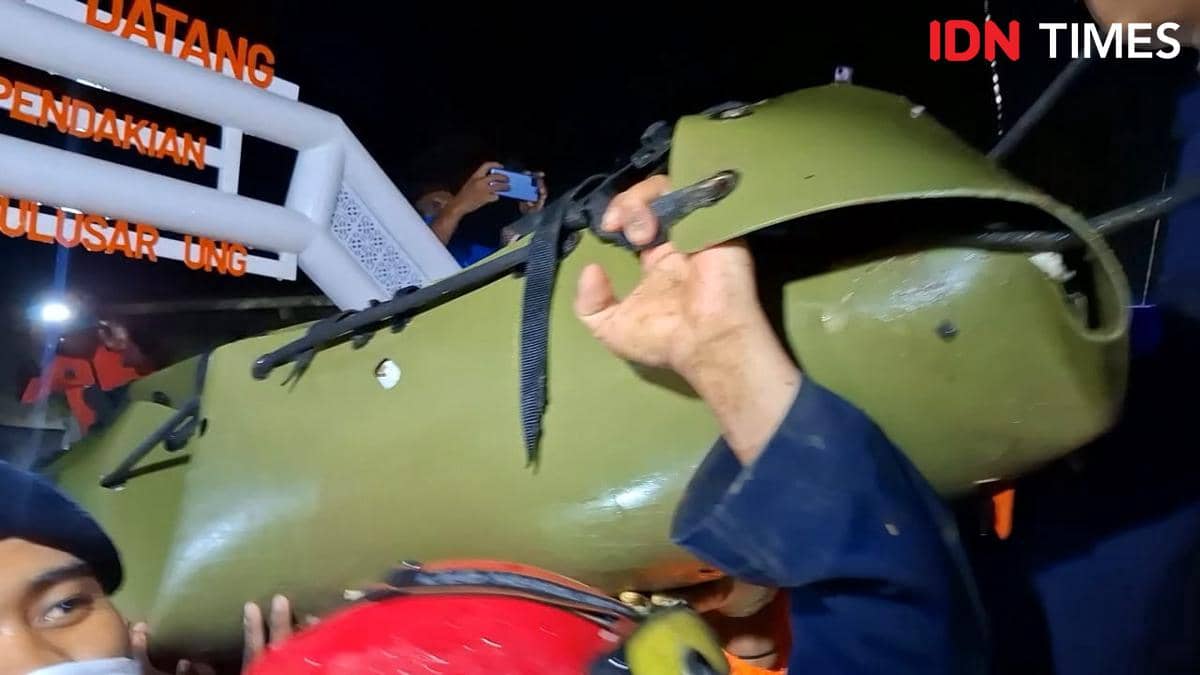 Tim SAR berhasil evakuasi korban kedua dari Puncak Gunung Bulusaraung Pangkep, Selasa (20/1/2026). IDN Times / Darsil Yahya.