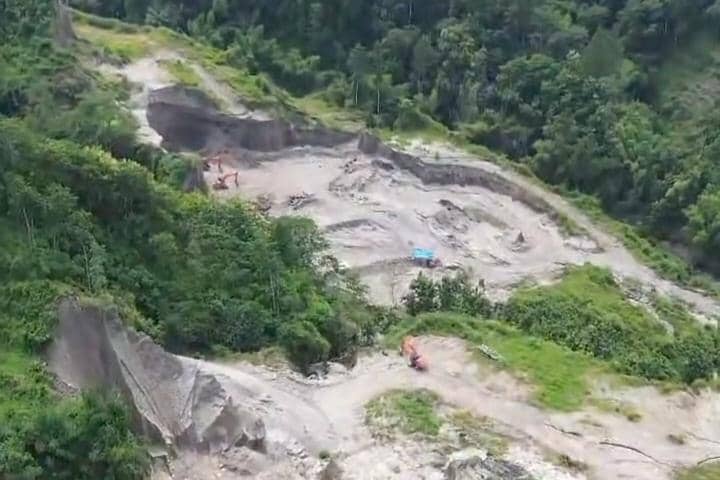 Aktivitas tambang galian C di kawasan wista Telaga Ngebel Ponorogo. IDN Times/Istimewa.