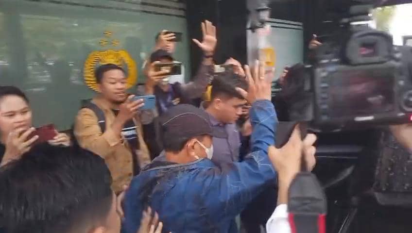 Maidi (bertopi), Walikota Madiun usai 8 jam jalani pemeriksaan langsung diterbangkan ke Jakarta. IDN Times/Riyanto.