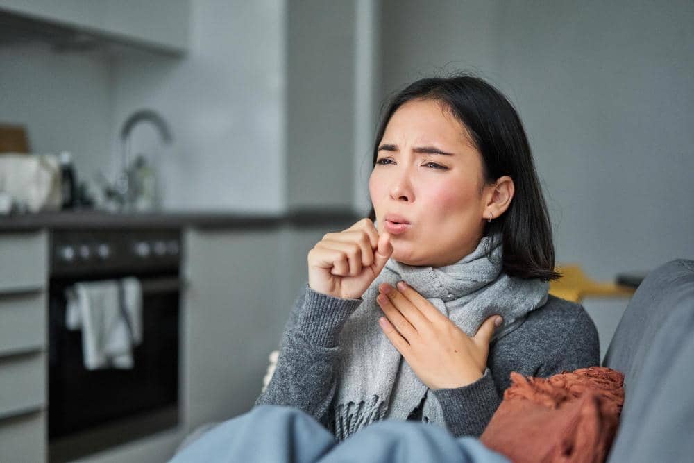 Seorang perempuan yang sedang sakit flu