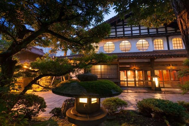 potret eksterior Nishiyama Onsen Keiunkan, hotel yang pernah menjadi tempat singgah samurai dan bangsawan Jepang