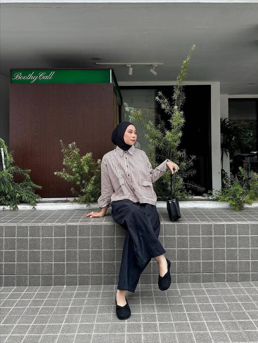inspirasi outfit kerja pakai celana panjang ala Fitri Hasiani 