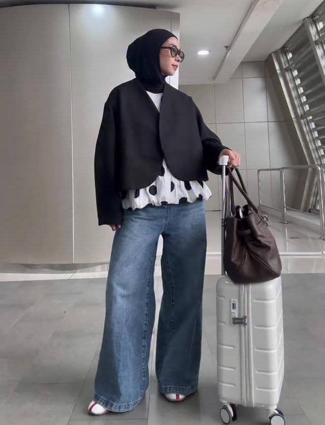 ide mix and match celana baggy jeans ala Fitri Hasiani