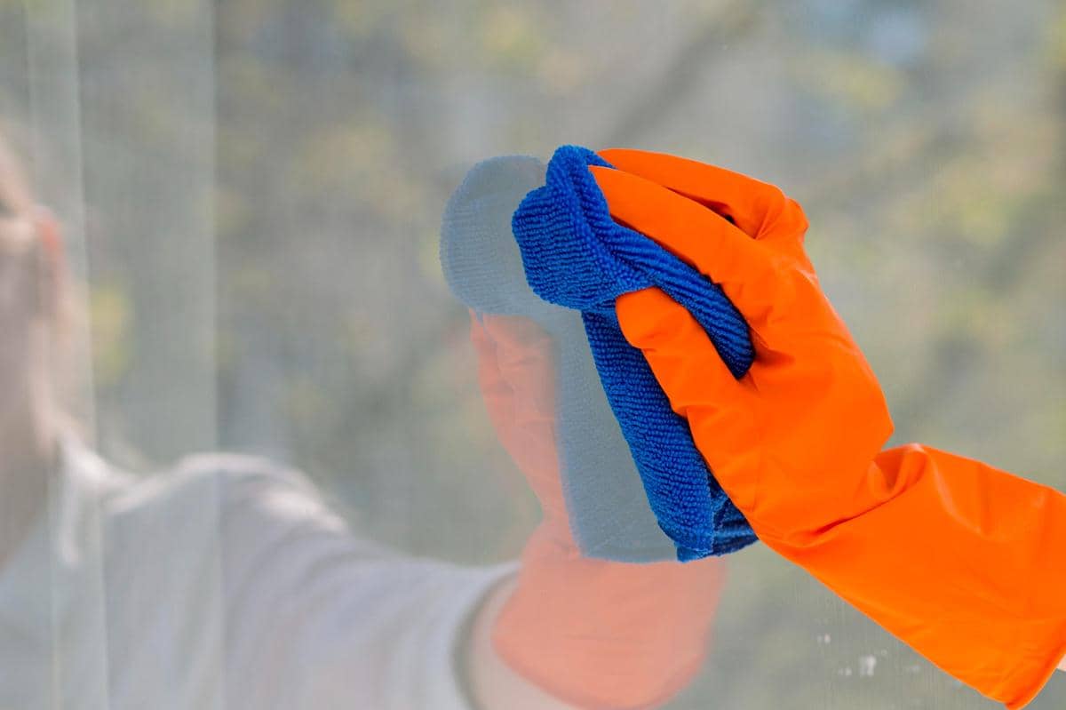 ilustrasi membersihkan kaca jendela