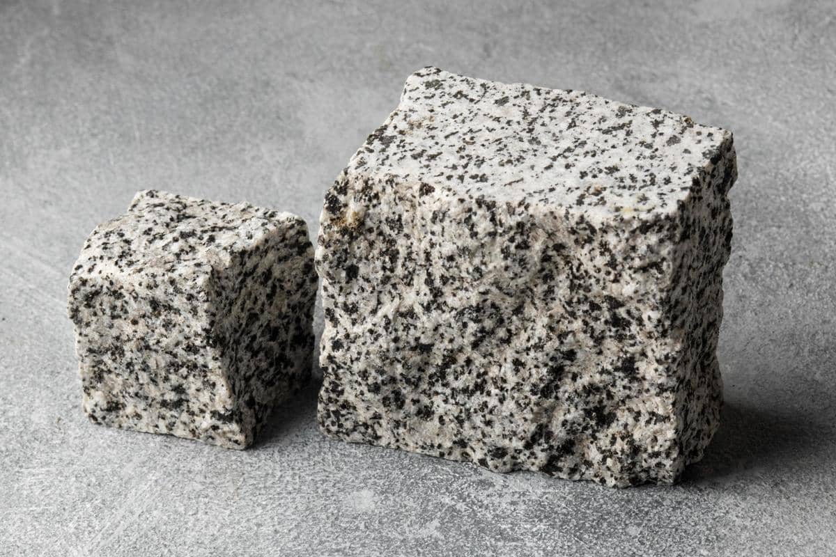 ilustrasi cara memilih batu alam eksterior agar tidak mudah ditumbuhi lumut 