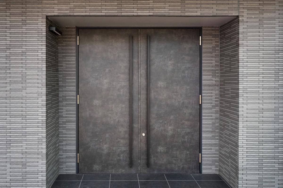 ilustrasi pintu warna abu-abu gelap