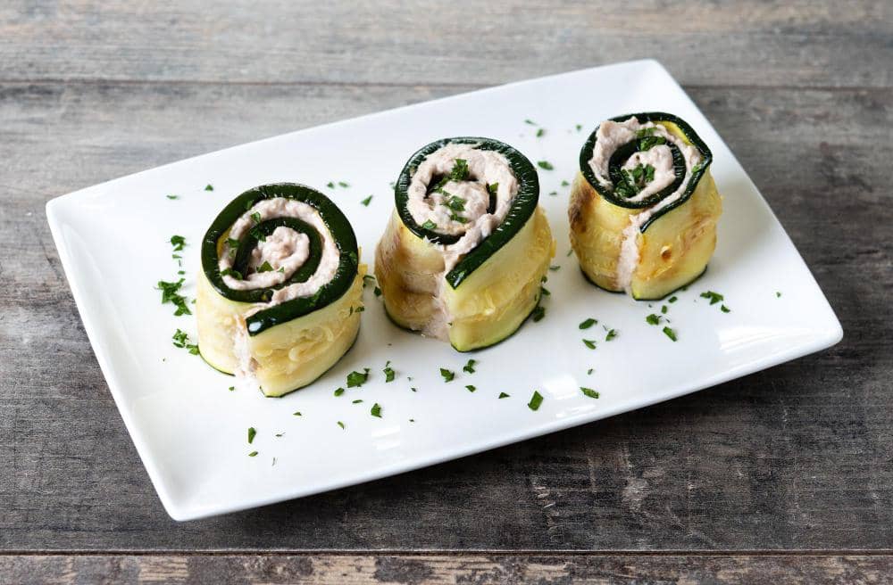 ilustrasi sajian zucchini roll