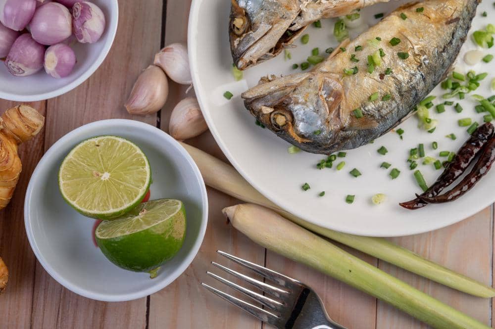 ilustrasi ikan dan jeruk nipis