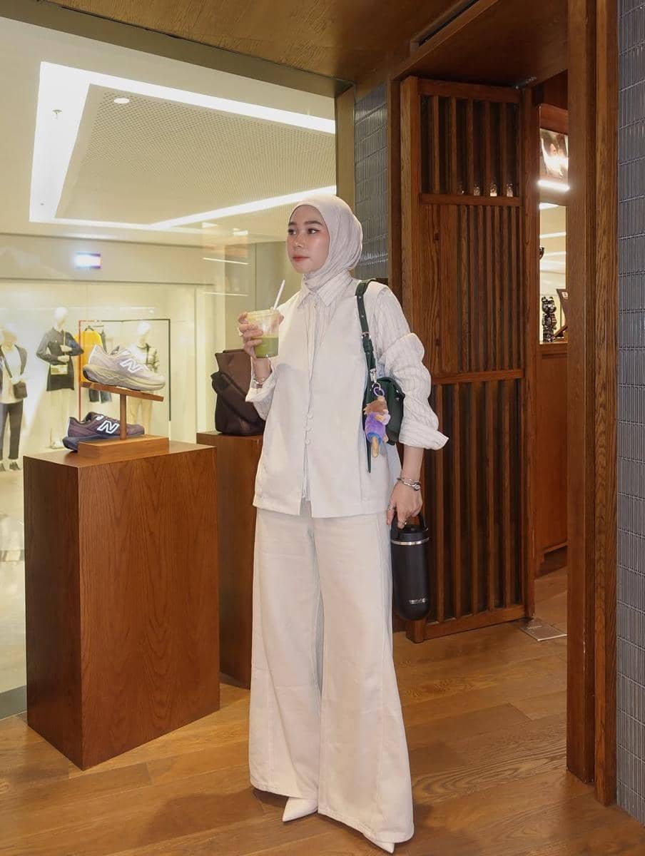inspirasi outfit kerja pakai celana panjang ala Fitri Hasiani 