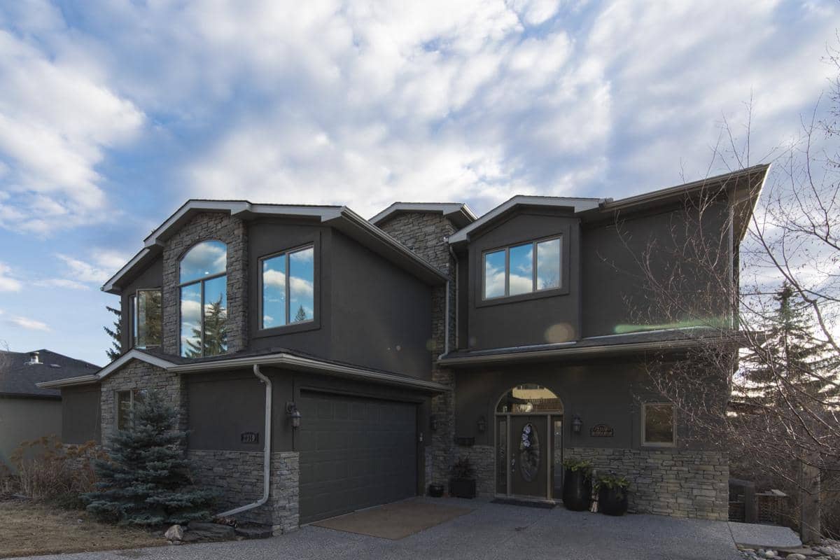 ilustrasi rumah dengan cat hitam