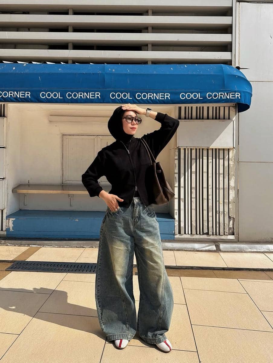 ide mix and match celana baggy jeans ala Fitri Hasiani