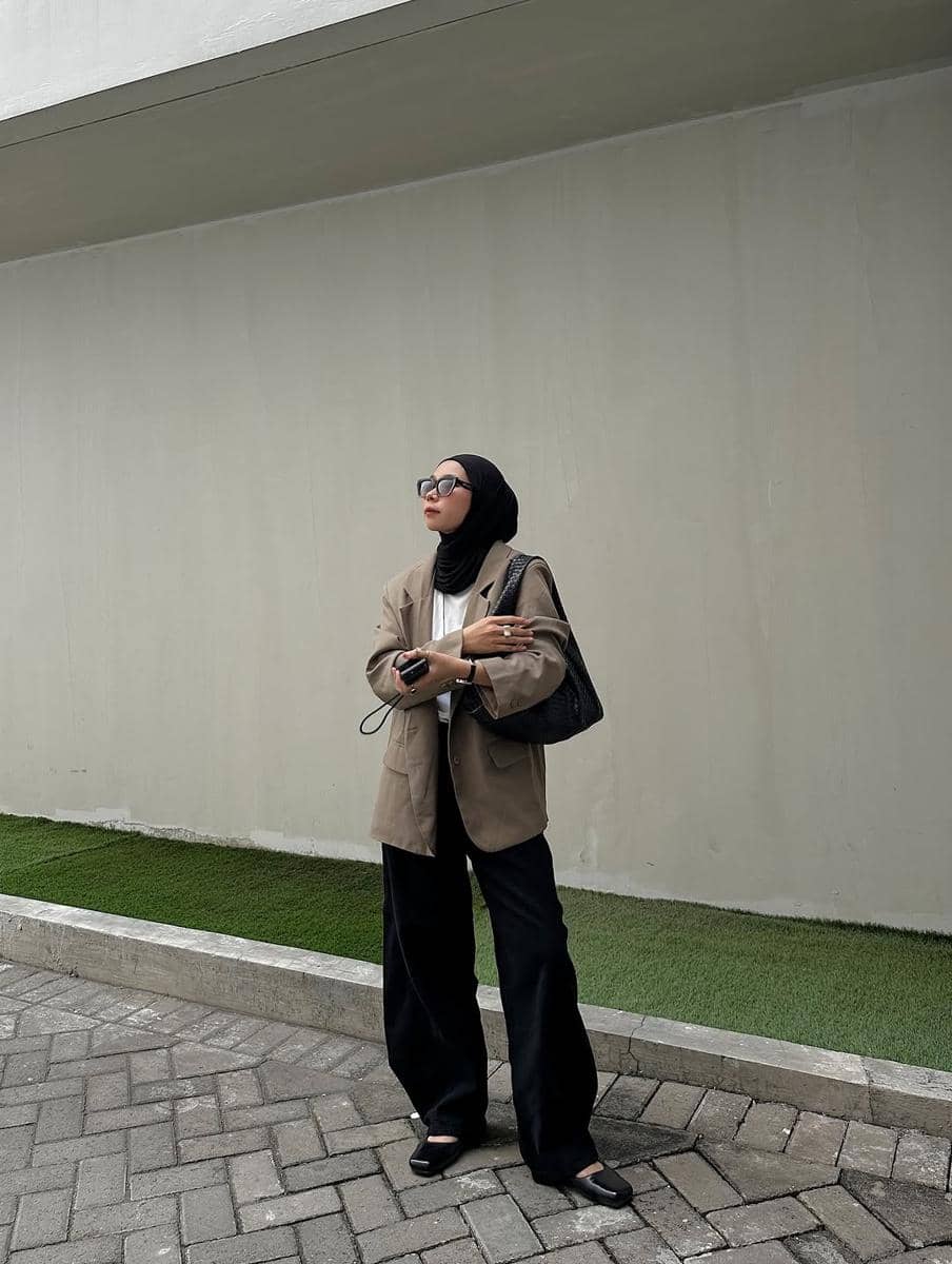 inspirasi outfit kerja pakai celana panjang ala Fitri Hasiani 