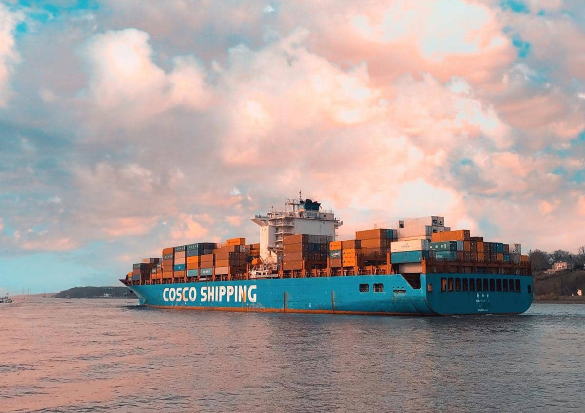 ilustrasi kapal kargo yang sedang berlayar