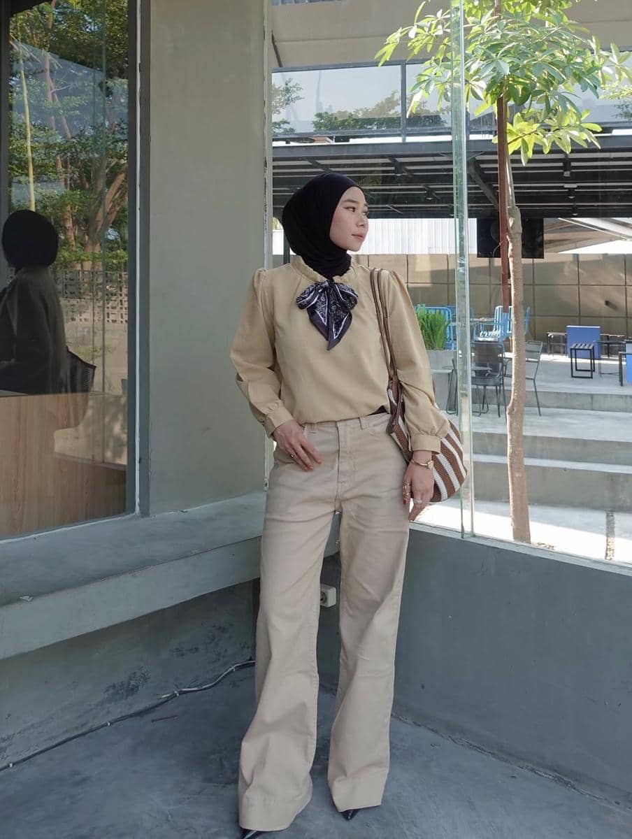 inspirasi outfit kerja pakai celana panjang ala Fitri Hasiani 