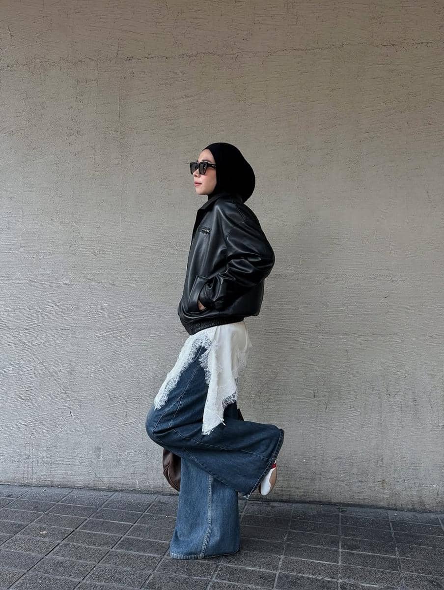 ide mix and match celana baggy jeans ala Fitri Hasiani