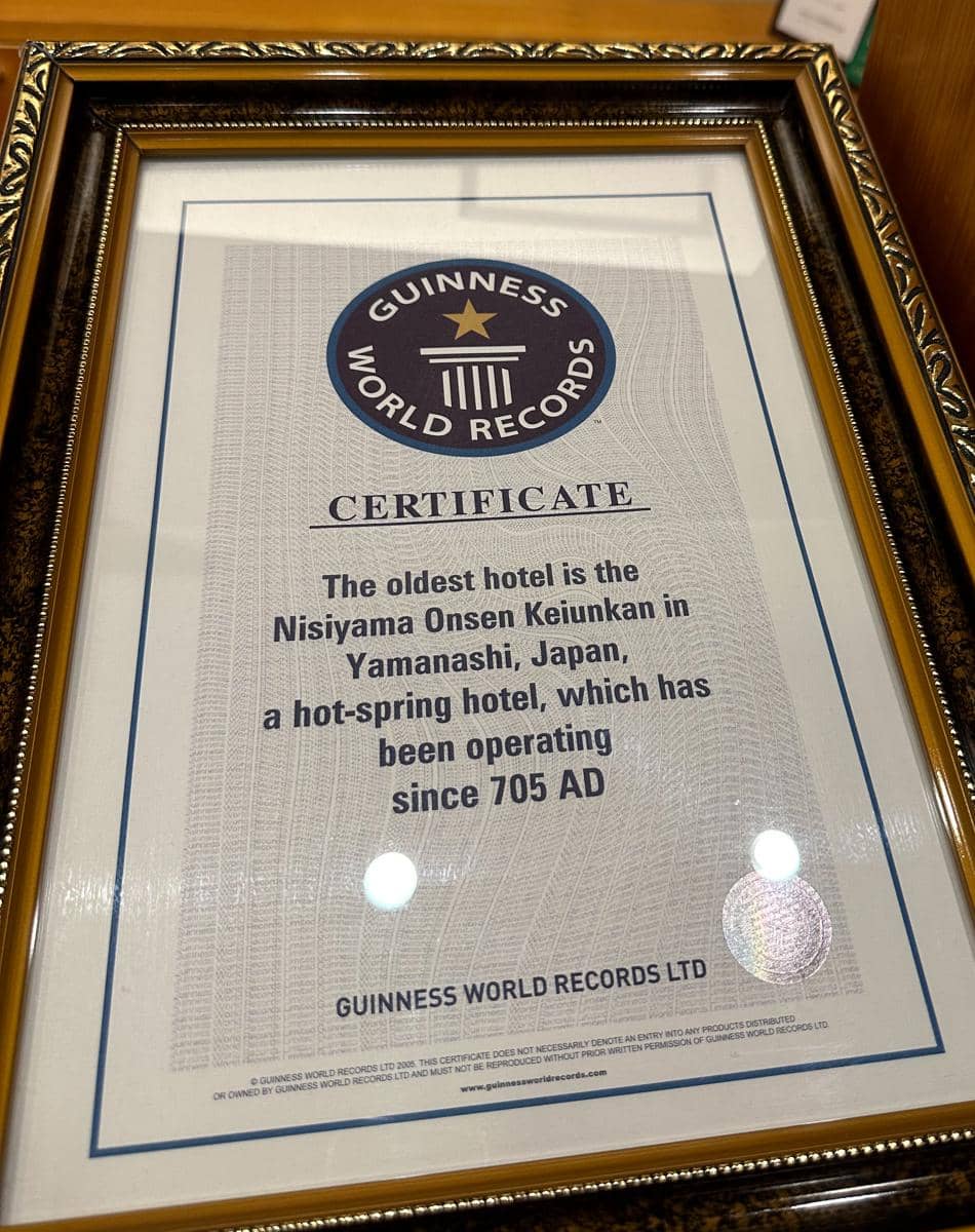 potret sertifikat Guinness World Records Nishiyama Onsen Keiunkan sebagai hotel tertua di dunia