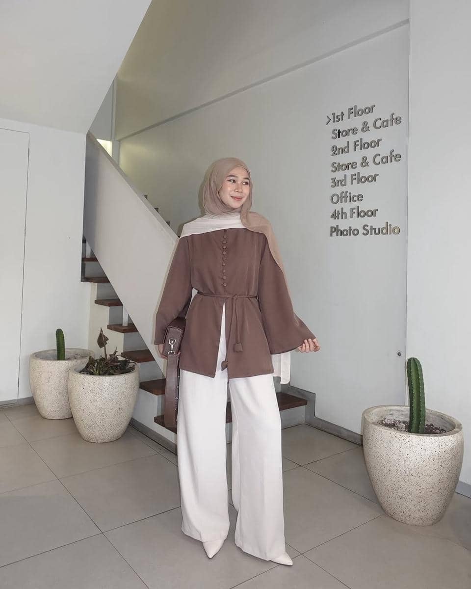 inspirasi outfit kerja pakai celana panjang ala Fitri Hasiani 