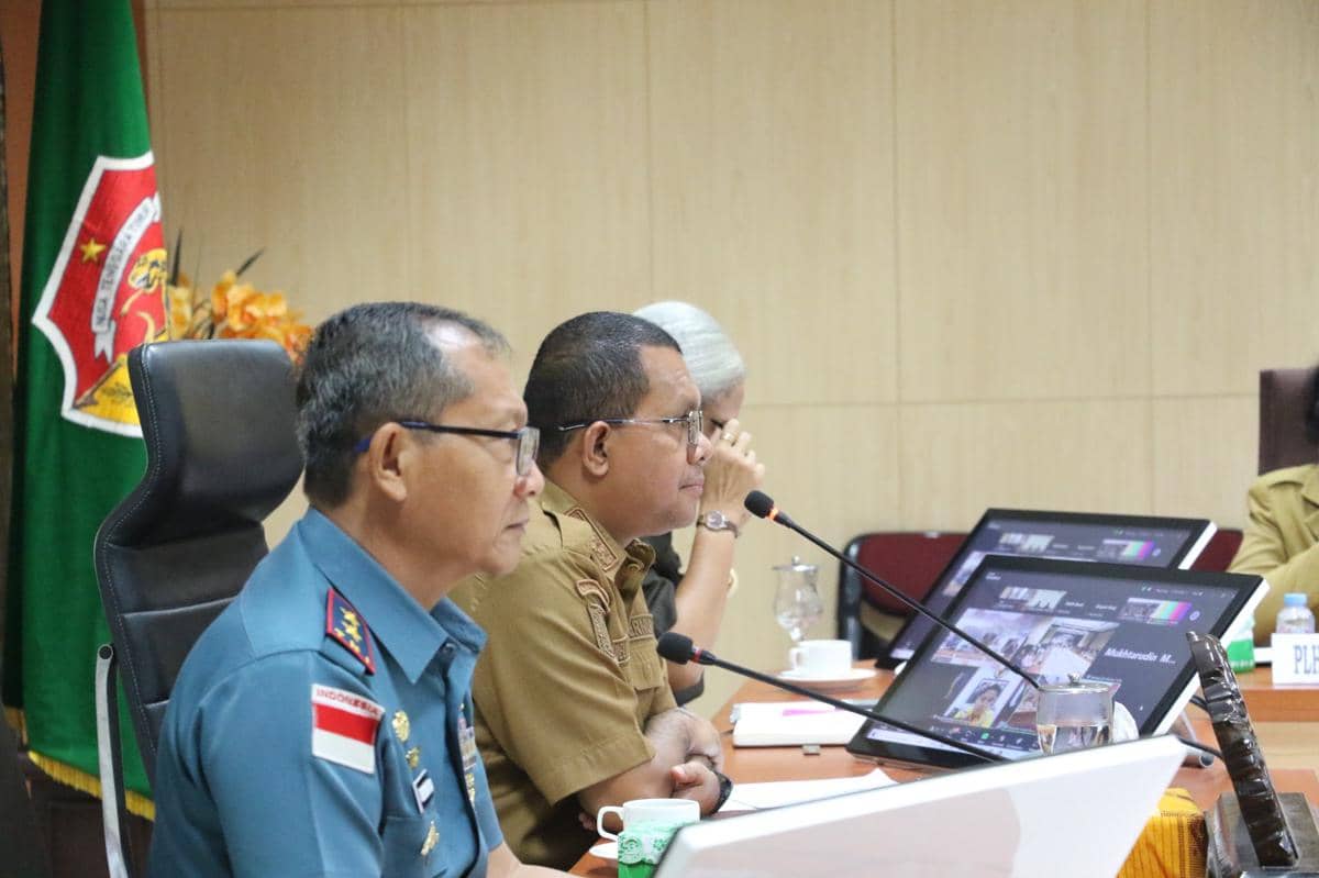 Gubernur berserta wali kota dan para bupati di NTT rapat secara daring dan luring bersama Menteri P2MI Mukhtarudin. (Dok Humas Setda Provinsi NTT)