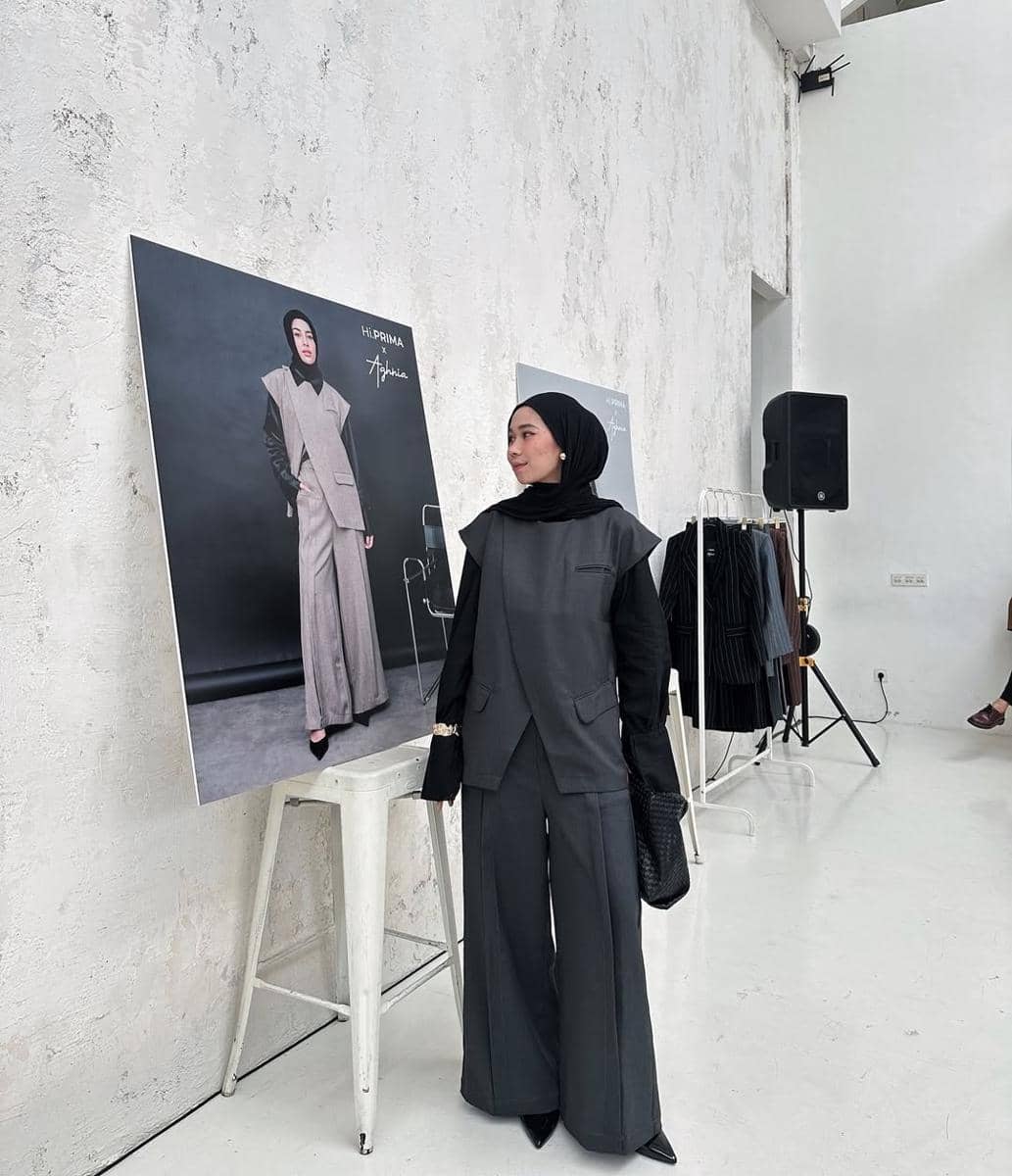 inspirasi outfit kerja pakai celana panjang ala Fitri Hasiani 