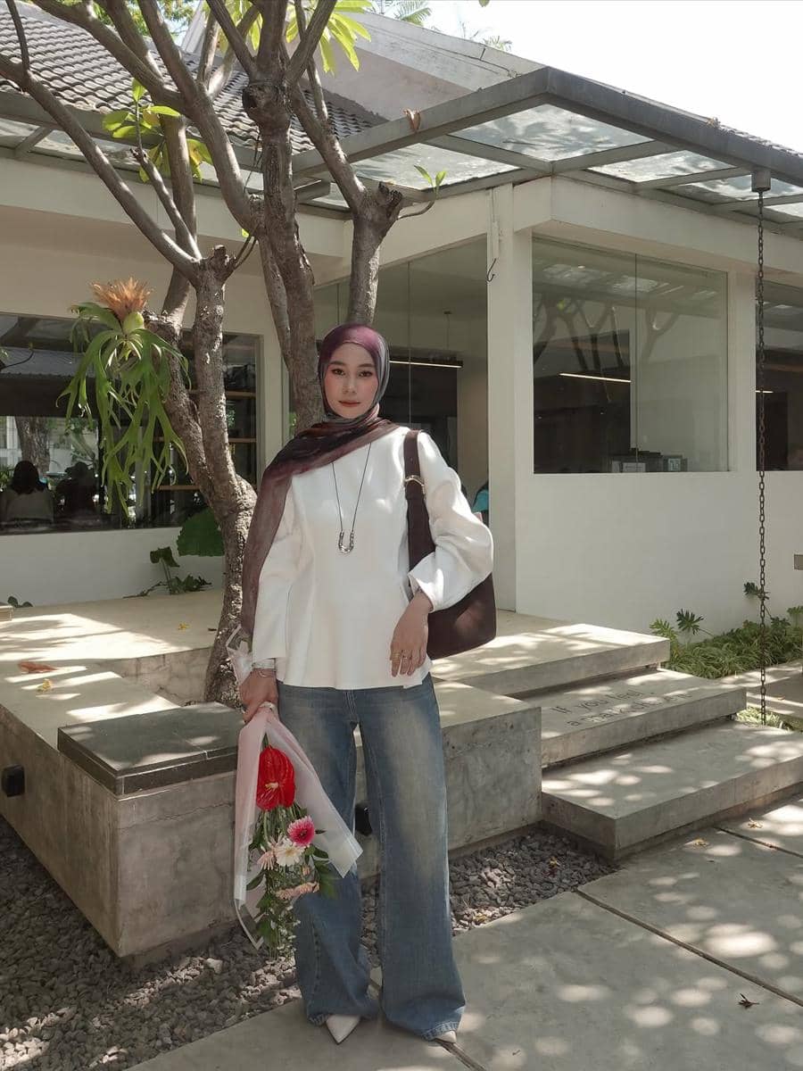 ide mix and match celana baggy jeans ala Fitri Hasiani