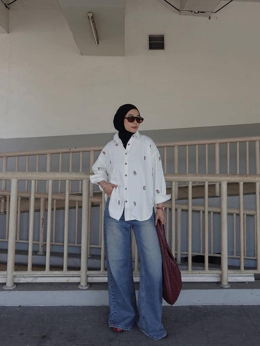 ide mix and match celana baggy jeans ala Fitri Hasiani