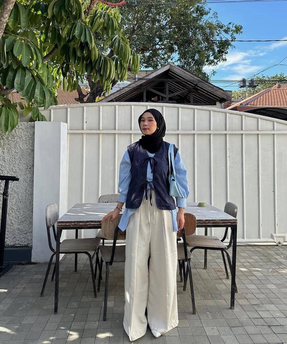 inspirasi outfit kerja pakai celana panjang ala Fitri Hasiani 