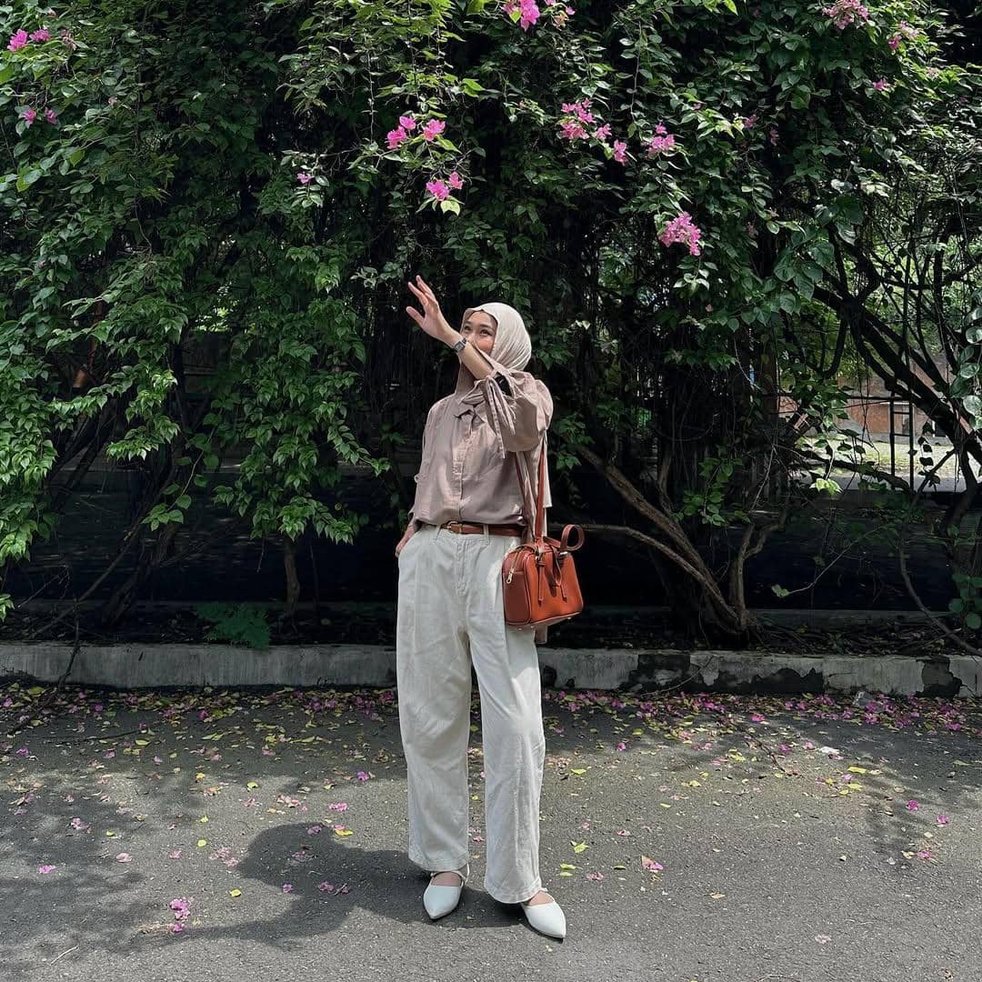 inspirasi outfit kerja pakai celana panjang ala Fitri Hasiani 