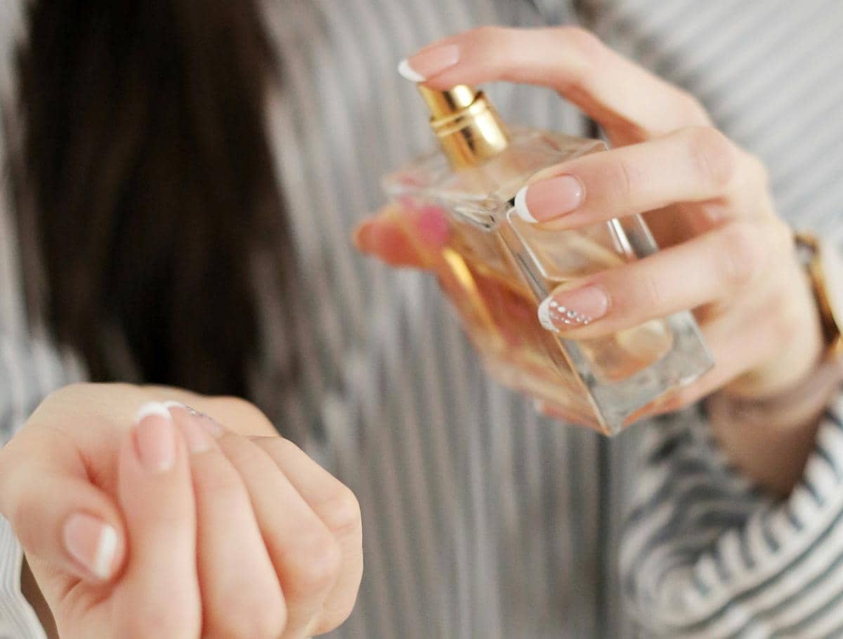 ilustrasi menggunakan parfum