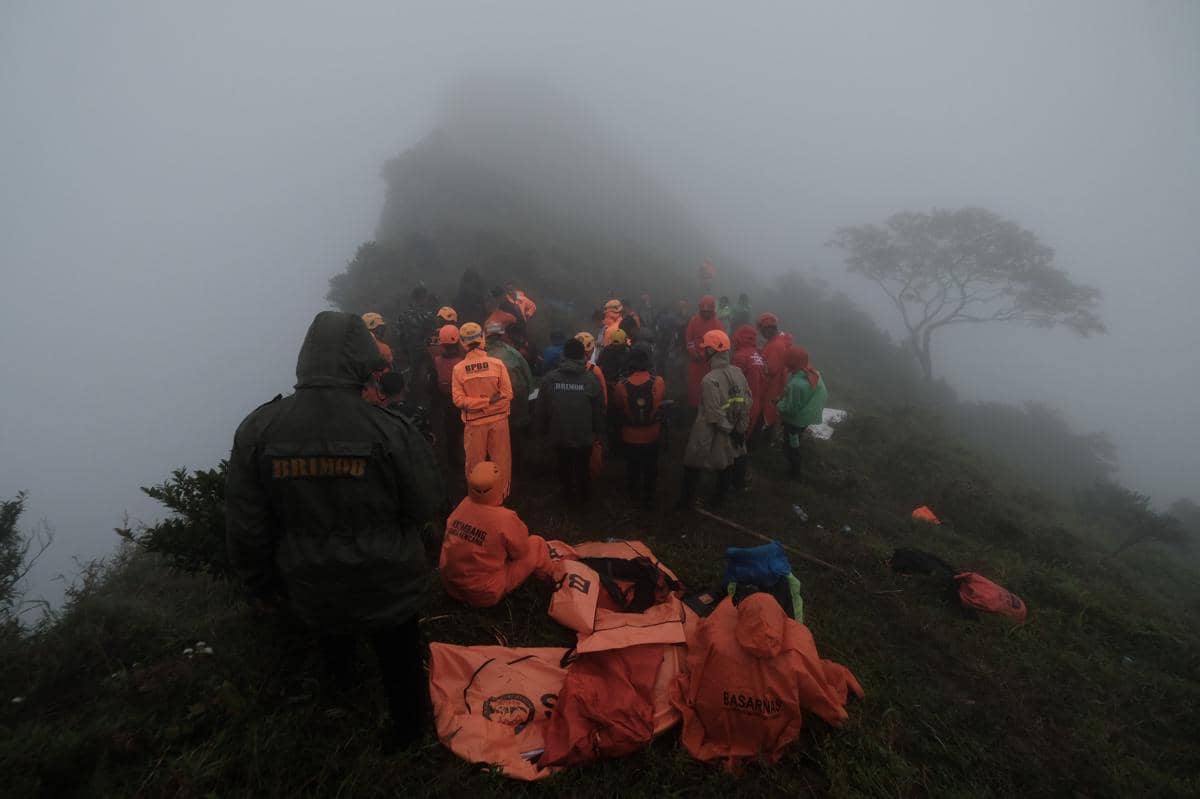 Tim SAR gabungan memeriksa serpihan pesawat ATR 42-500 milik IAT di Puncak Gunung Bulusaraung, Kabupaten Pangkep, Sulawesi Selatan, Minggu (18/1/2026).
