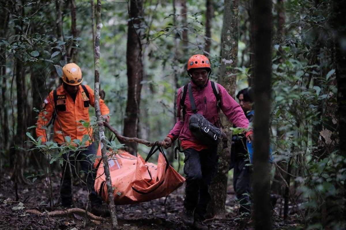 Tim SAR Gabungan membawa kantong berisi serpihan pesawat ATR 42-500 milik IAT di Gunung Bulusaraung, Kabupaten Pangkep, Sulawesi Selatan, Minggu (18/1/2026).