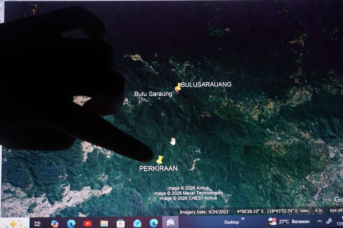 Anggota Basarnas menujukkan titik perkiraan lokasi hilangnya pesawat udara jenis ATR 42-500 di posko pencarian, Kelurahan Leang-leang, Kecamatan Bantimurung, Maros, Sulawesi Selatan, Sabtu (17/1/2026). 