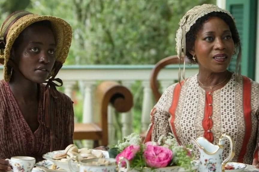 Lupita Nyong'o dan Alfre Woodard dalam film 12 Years a Slave