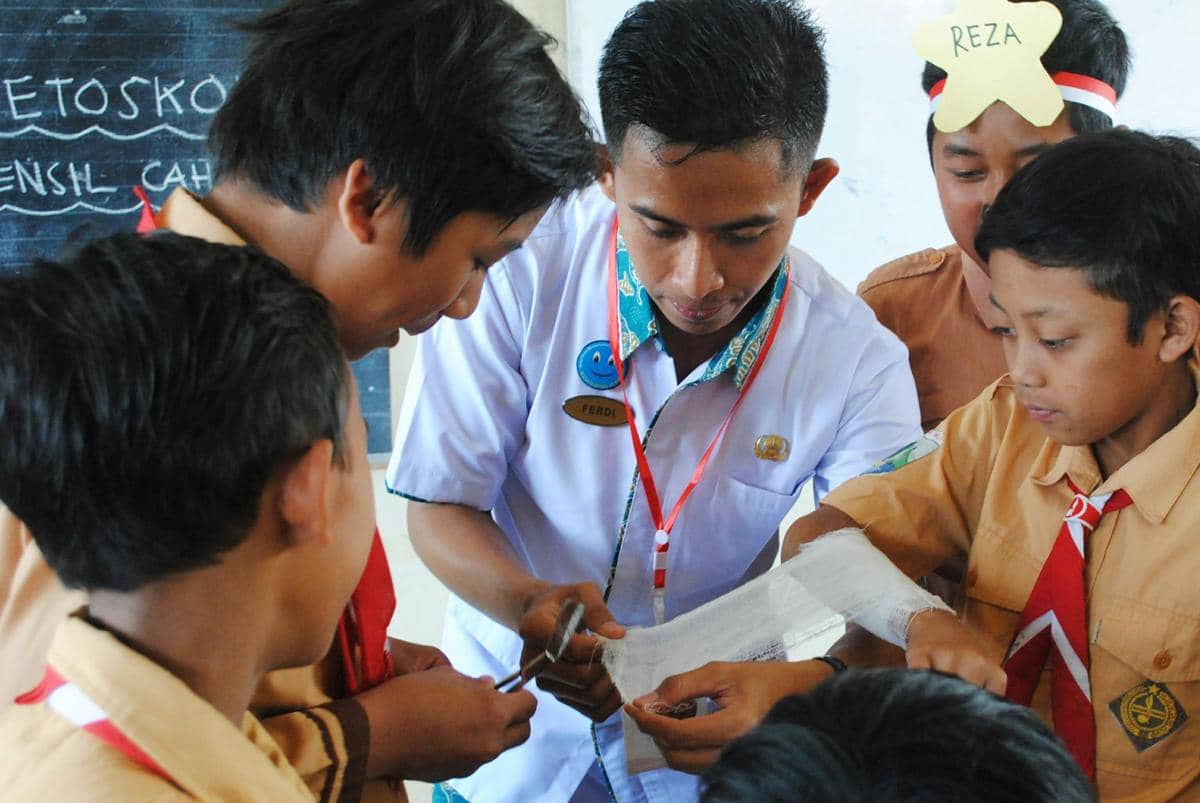 Gambar ilustrasi guru sedang membimbing siswa