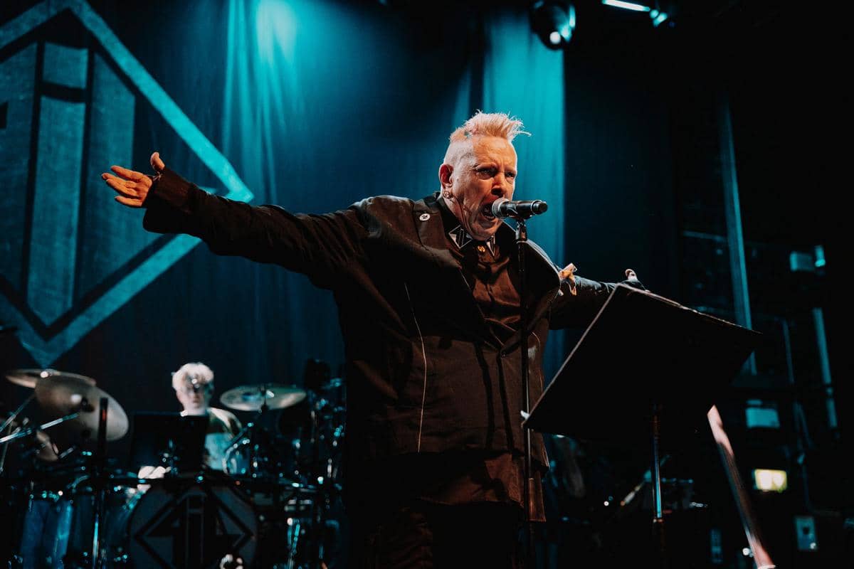 Johhny Rotten atau John Lyndon.