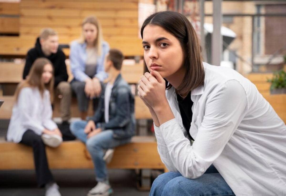 ilustrasi cewek introvert