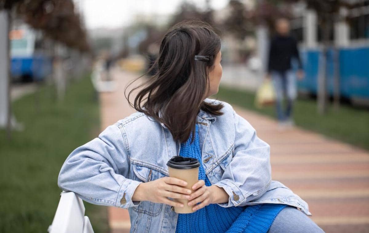 ilustrasi cewek introvert